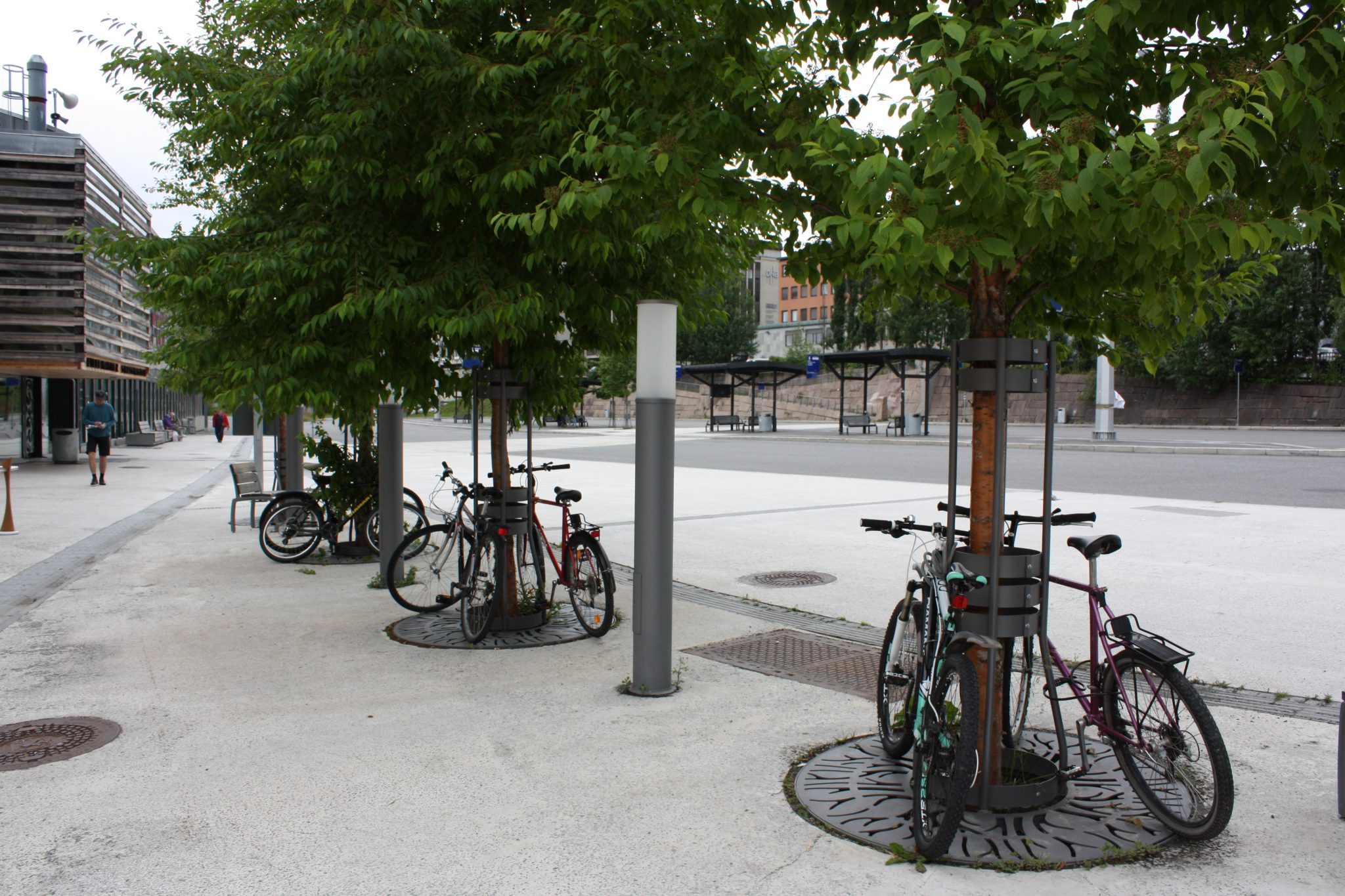Mange sykler kjemper om å få en plass ved Lillehammer togstasjon.