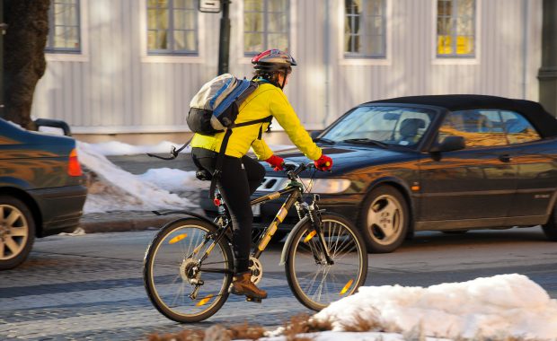 Syklist kjemper om plassen med bilene vinterstid.