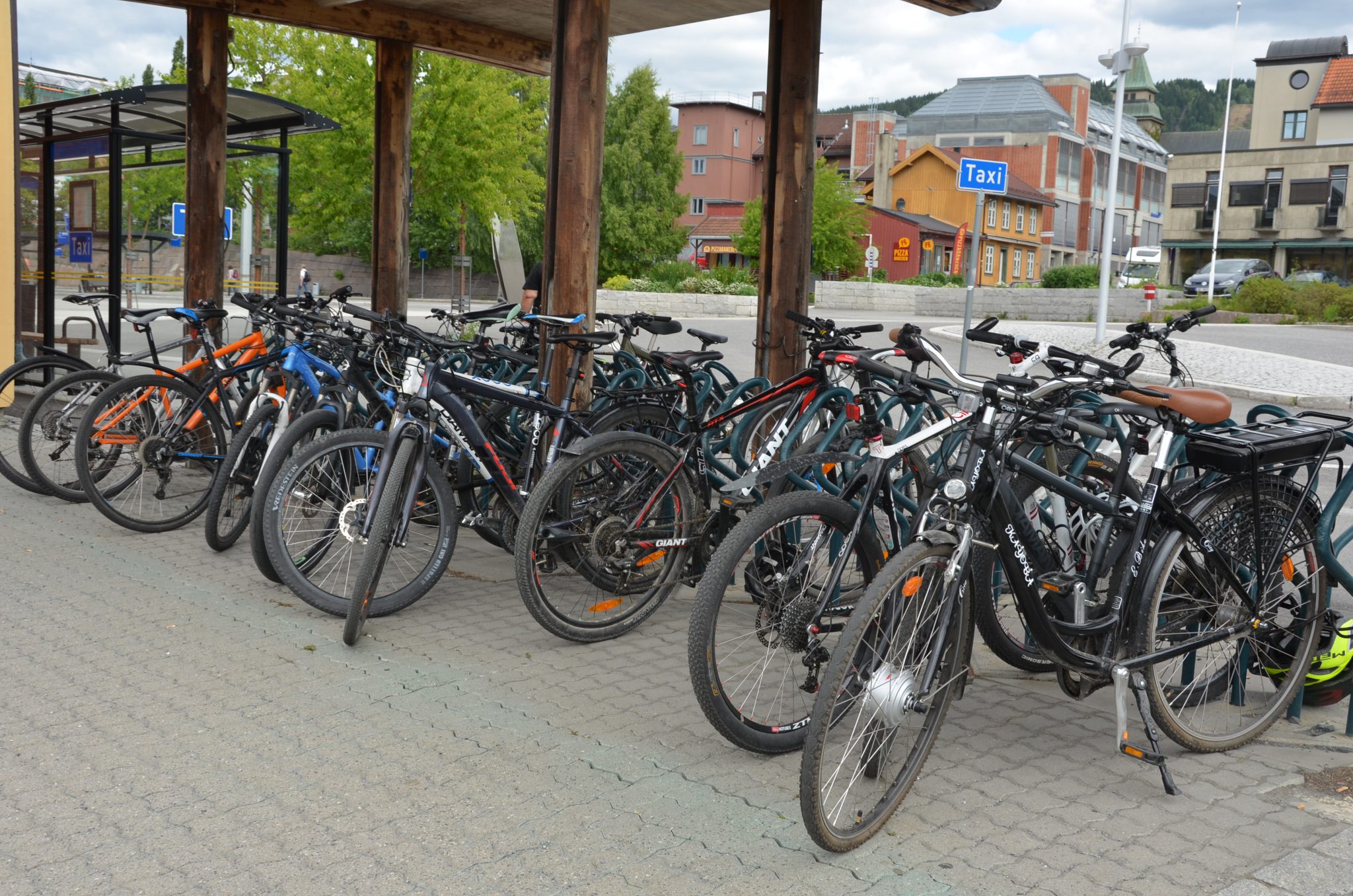 Sykkelparkering ved Lillehammer togstasjon.